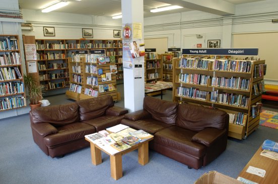 Interior photo of library with bookshelves and leather sofas
